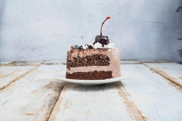 木制后地的巧克力蛋糕 — 图库照片
