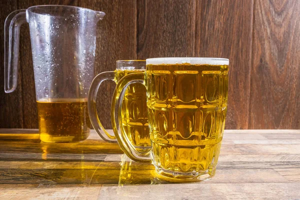 Ποτήρια Μπύρας Και Μπύρας Στο Τραπέζι — Φωτογραφία Αρχείου