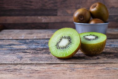 Masadaki taze kivi meyvesi.
