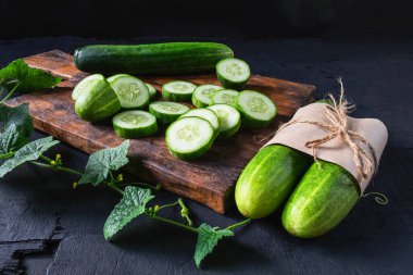 Tahta üzerinde taze salatalık.