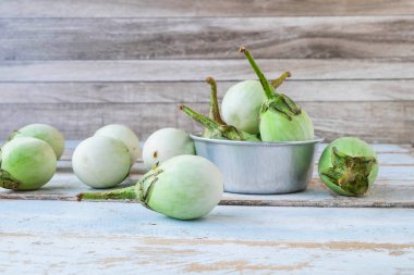 Masadaki kasede yeşil patlıcan