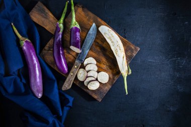 Tahta kesme tahtasındaki patlıcan.