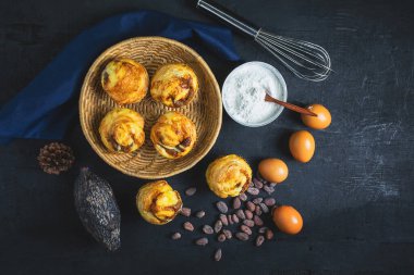 Kahvaltı, Ekmek ve İçindekiler siyah arka planda