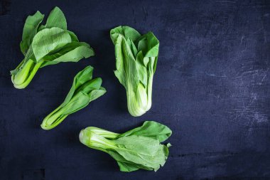 Siyah arka planda Çin lahanası