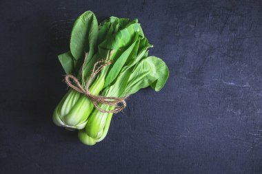 Tahta masada taze sebze Çin lahanası