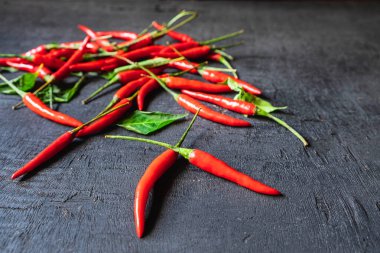 Siyah arkaplanda kırmızı biber