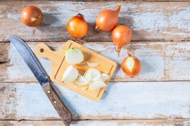 Tahta kesme tahtasındaki soğan kesimi