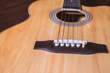 Akustik gitar enstrümanı masada.