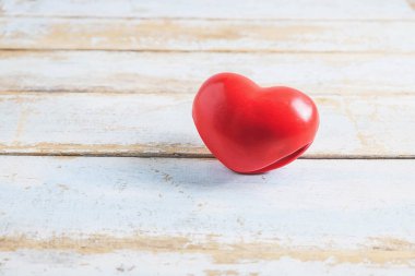 Sevgililer Günü Ahşap arka planda kırmızı kalp