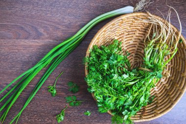 Tahta sepetteki taze kişniş.