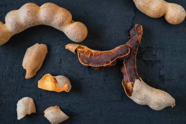 Siyah arkaplandaki demirhindi