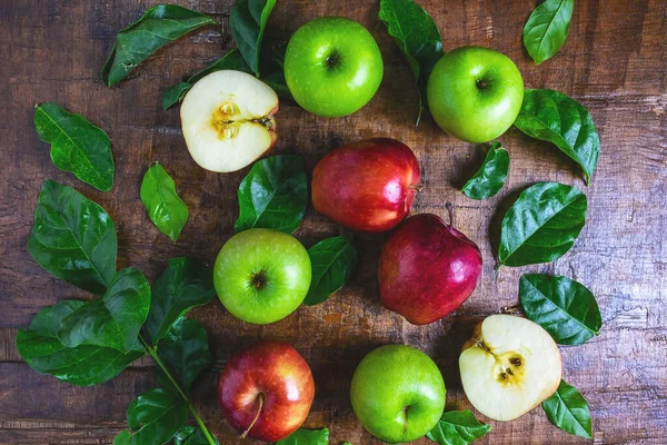 Taze meyve, yeşil elma ve tahta arka planda kırmızı elma.