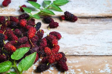 Ahşap arka planda taze dut.