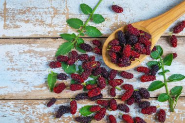 Tahta masadaki sağlıklı taze dut.