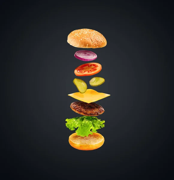Hambúrguer Com Ingredientes Voadores Fundo Escuro Delicioso Hambúrguer Conceito Levitação — Fotografia de Stock