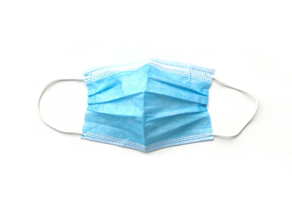Mavi tıbbi maske beyaz arka planda izole edilmiş. Covid-19 Coronavirus önleme konsepti. Plastik kulaklıklı koruyucu cerrahi maske..
