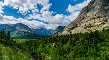 5099 Apikuni dağından batıya bakan Çok Buzul Vadisi 'nin panoramik manzarası Montana Buzul Ulusal Parkı' nda.