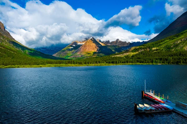 2635カヌーは遠くのグールド山と日の出の間にSwifturrent Lakeで待って座っています — ストック写真