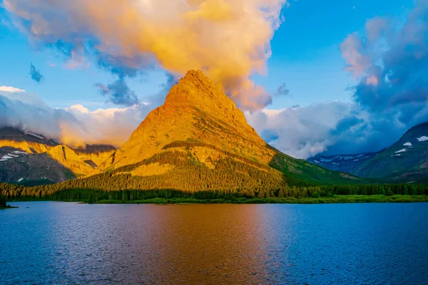 5131 Nubes Rojas Flotan Sobre Grinnell Point Swiftcurrent Lake Parque — Foto de Stock