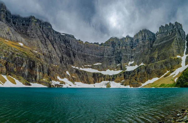 Buzul Ulusal Parkı 'ndaki Buzdağı Gölü' nü çevreleyen Amfiteatr Dağları 'nın 5159 Panoramik Manzarası