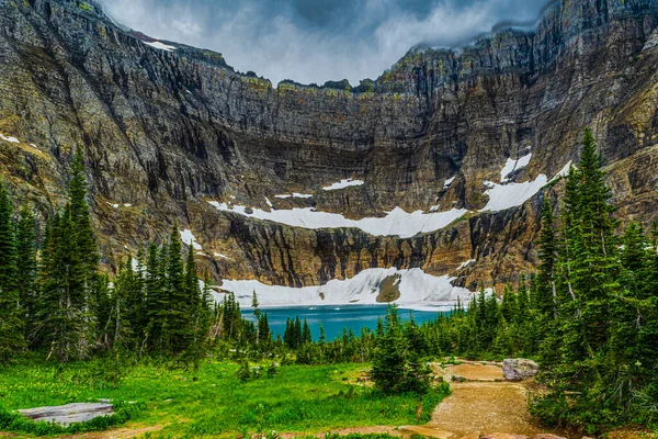 5153A Ein Pfad Führt Zum Smaragdblauen Wasser Des Iceberg Lake — Stockfoto