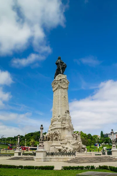 2585年葡萄牙里斯本蓬巴尔广场侯爵和雕像上的蓝天和云彩 — 图库照片