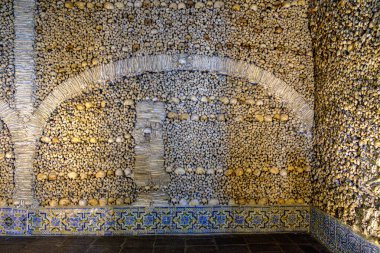 0826 Evora, Portekiz 'deki ünlü Kemik Şapeli iskeletler ve insan kalıntılarından yapılmıştır.