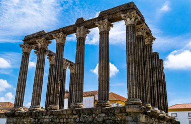 Evora 'lı Roma Tapınağı Diana, Largo Conde de Vila Flor meydanında yer almaktadır.