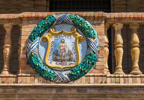 Herkül 'ün Espana Meydanı' ndaki renkli seramik kalkanı Sevilla, İspanya