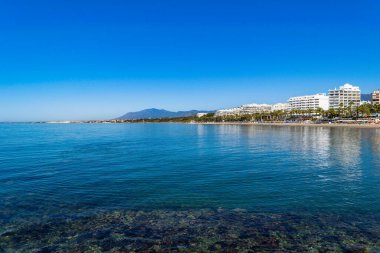 Sahilden Manzaralı Akdeniz manzarası - Marbella, İspanya Uzakta otelleri olan