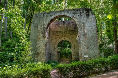 Granada İspanya 'yı çevreleyen karlı yamaçların manzarası yükseldi.