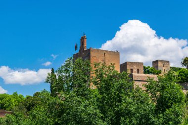 Granada İspanya 'yı çevreleyen karlı yamaçların manzarası yükseldi.