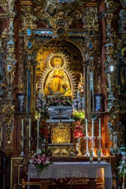 Granada İspanya 'yı çevreleyen karlı yamaçların manzarası yükseldi.