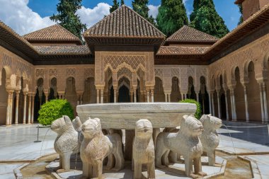 Granada İspanya 'yı çevreleyen karlı yamaçların manzarası yükseldi.