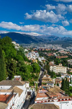 Granada İspanya 'yı çevreleyen karlı yamaçların manzarası yükseldi.