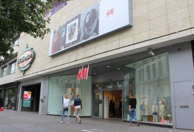 AALST, BELGIUM, 6 HAZİRAN 2020: Belçika 'nın Flanders kentindeki H & M giyim mağazasının dış görüntüsü. Hennes & Mauritz AB, dünya çapında 5000 'den fazla mağazası bulunan ve hızlı moda kıyafetleriyle tanınan İsveçli çok uluslu giyim perakende şirketidir..