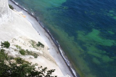 Danimarka 'nın Mons Klint kentindeki kumsal ve turkuaz yeşil deniz manzarası..