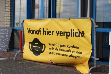 UYARI, NETHERLANDS, 23 HAZİRAN 2020: Hollandaca işaret, ağız maskelerinin mandiaory olduğunu belirterek. Hollanda 'da toplu taşıma araçlarını kullanırken yüz maskesi takmak, Covid-19 virüsünün yayılmasını engellemek için mandalıdır..