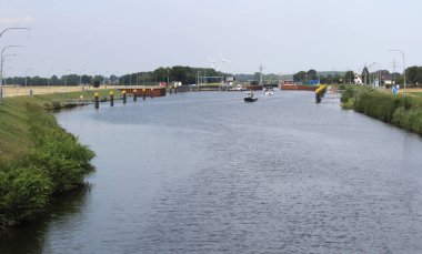 Almanya 'da Dorverden yakınlarındaki Schleusen nehri manzarası. Tekne kilitlerine doğru bakıyorum..