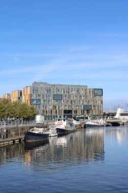 AALST, BELGIUM, 15 Eylül 2018: Aalst 'taki New Town Hall ve River Dender manzarası. 84.000 'den fazla nüfusu olan bir Flaman şehri. Yukarıdaki alanı kopyala.