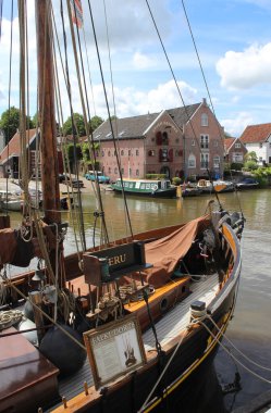 DOKKUM, NETHERLANDS, 22 HAZİRAN 2020: Tarihi tekne ve Dokkum 'daki' het Groot diep 'Kanalı manzarası. Friesland 'da tarihi bir şehir ve popüler bir turizm beldesidir..