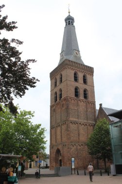 BARNEVELD, NETHERLANDS, 17 HAZİRAN 2020: Eski kilise Torenplein, Barneveld 'de tarihi bir simgedir. Barneveld, Hollanda 'nın Gelderland şehrinde yer alan bir şehirdir..