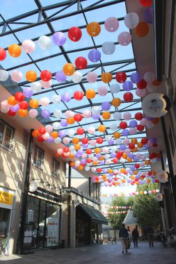 AALST, BELGIUM, 18 Eylül 2020: renkli fenerler Pieter van Aelst alışveriş galerisini süsleyin. Aalst şehir merkezindeki en büyük alışveriş merkezlerinden biridir..