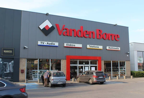 DENDERMONDE, BELGIUM, 19 EYLÜL 2020: Vanden Borre mağazasının dış görünüşü. Vanden Borre, ülke çapında 72 mağazası bulunan Belçika 'nın tüketici elektroniği alanında uzmanlaşmış bir zincir mağazası. İllüstrasyon Editörü.