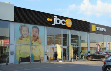 DENDERMONDE, BELGIUM, 19 Eylül 2020: bir JBC giyim mağazasının dış görünüşü. JBC, ülke çapında 120 mağazası bulunan aile için moda alanında uzmanlaşmış bir Belçika mağazası. İllüstrasyon Editörü.