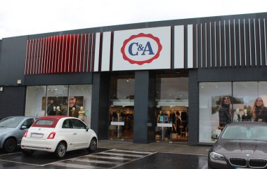 AALST, BELGIUM, 6 EKİM 2020: Flanders 'taki bir C & A giyim mağazasının dış görüntüsü. C & A, uluslararası hızlı moda perakende giyim mağazaları zinciri. İllüstrasyon Editörü.