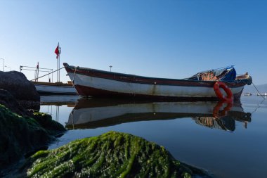 İzmir sahilinde tekne fotoğrafları ve balıkçı barınağı.