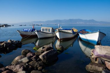 İzmir sahilinde tekne fotoğrafları ve balıkçı barınağı.