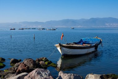 İzmir sahilinde tekne fotoğrafları ve balıkçı barınağı.