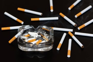 Siyah arka planda sigara fotoğrafları.